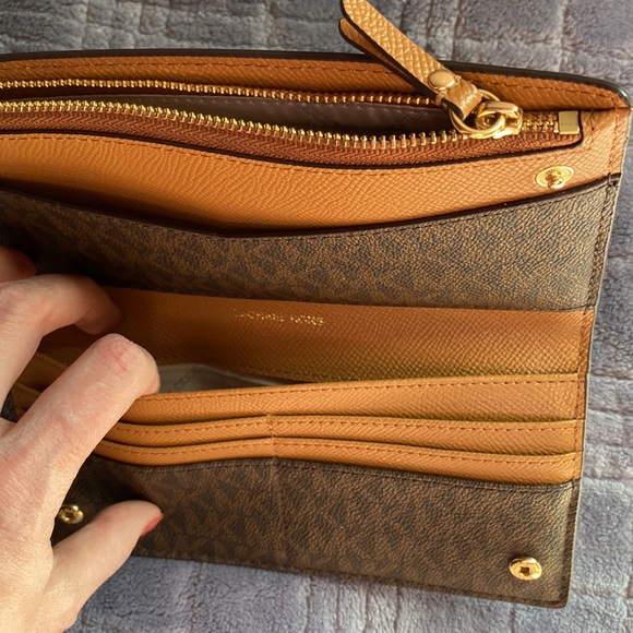 Michael Kors wallet with small removable card case - Picture 7 of 8